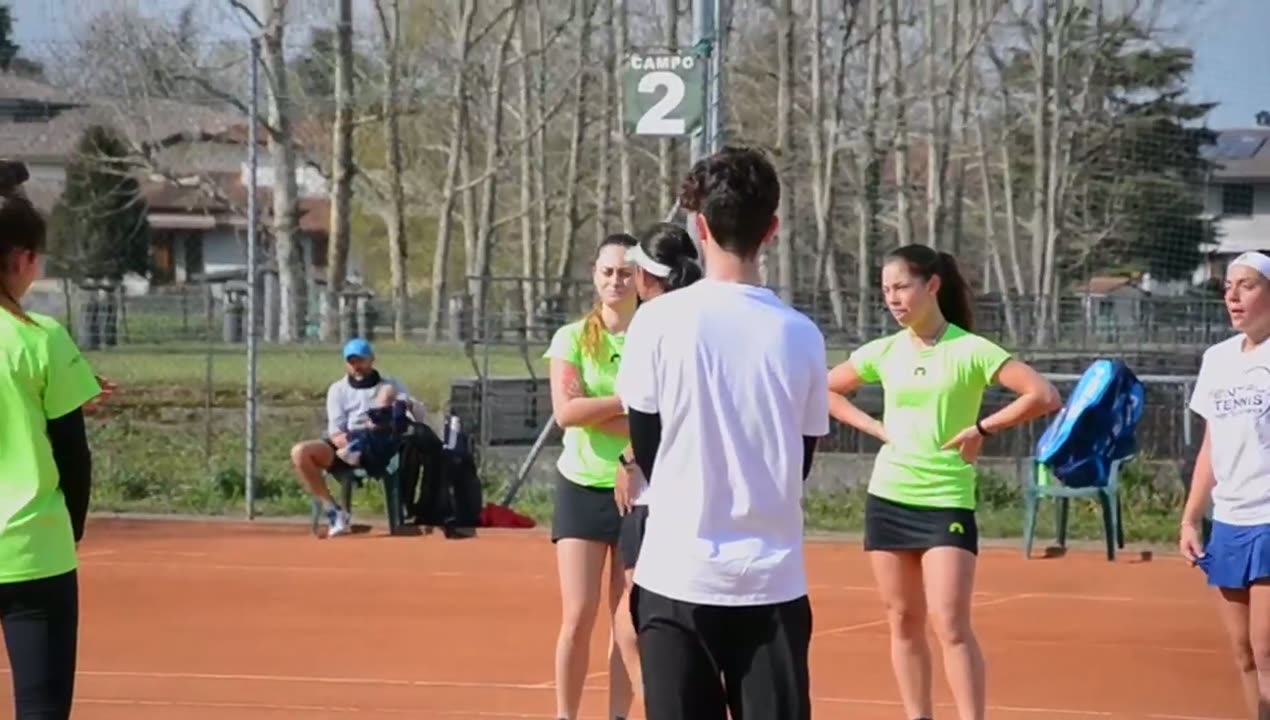 Lavoro in campo con giocatori durante il percorso formativo Mental Tennis