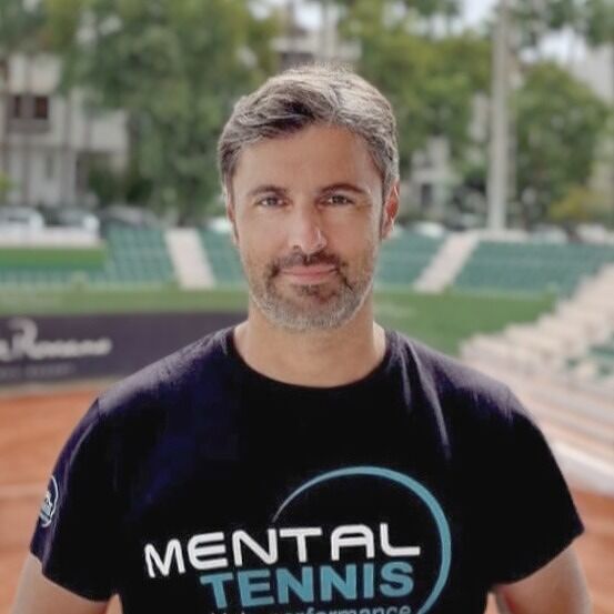 Filippo Gioiello, fondatore di Mental Tennis, su un campo da tennis
