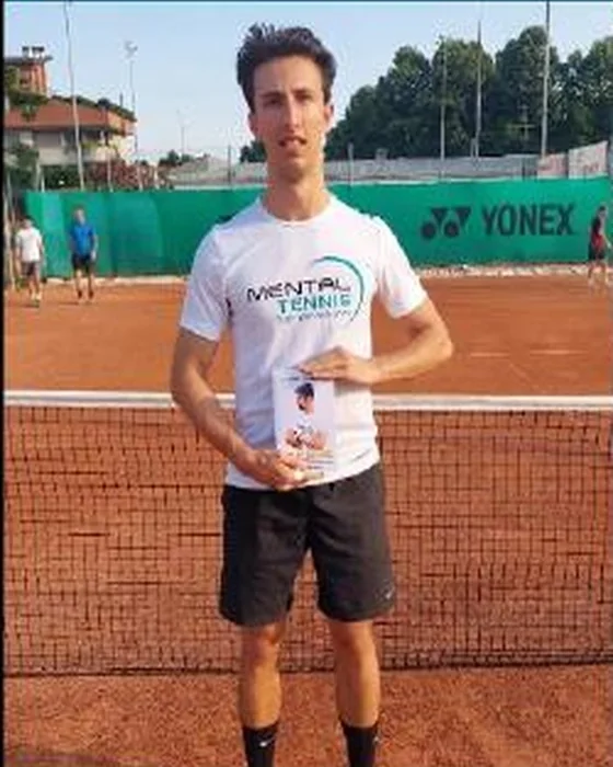 Matteo Derchi sul campo Mental Tennis
